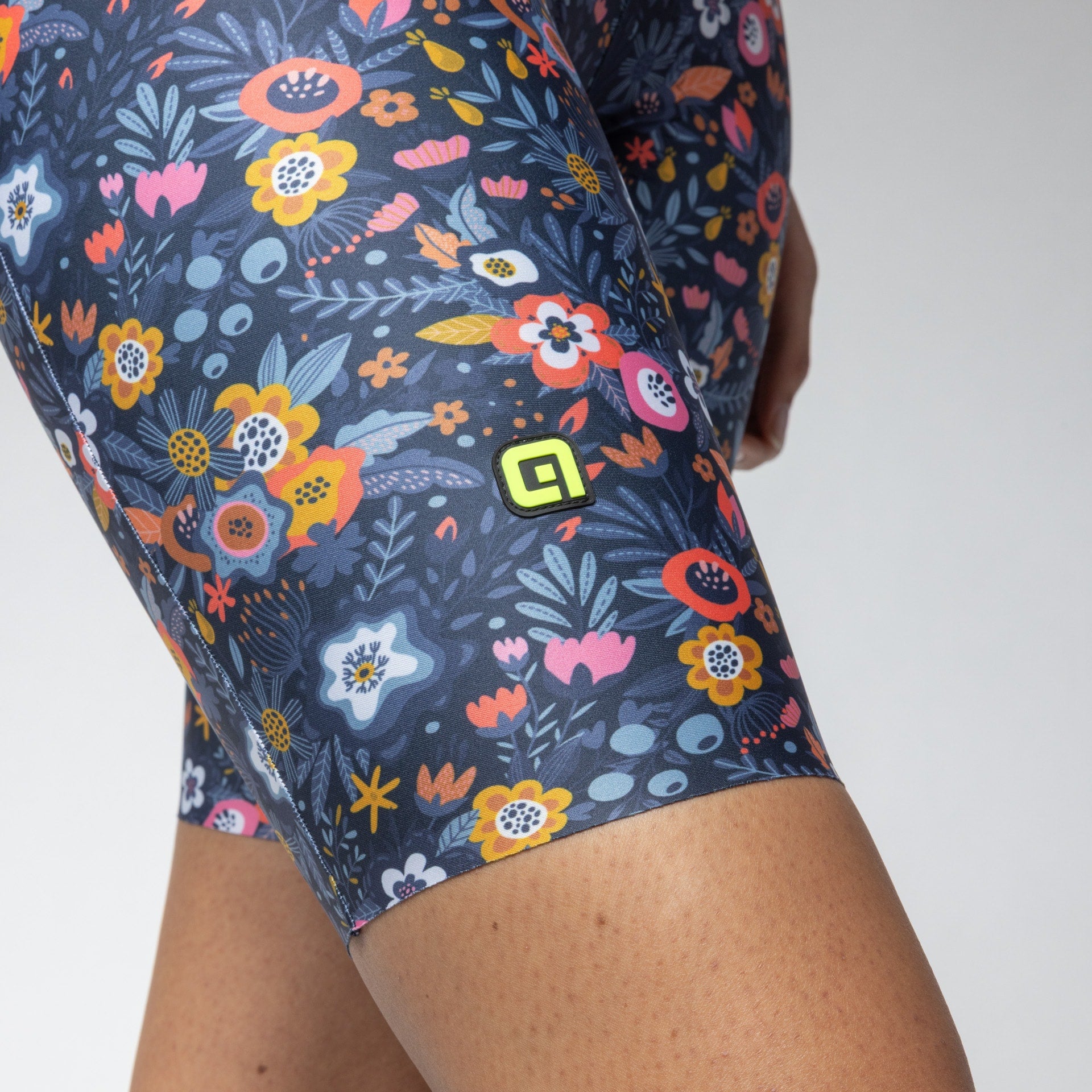 al-cycling-pantaloncino-senza-bretelle-donna-master-graphic-performance-e-stile image 4