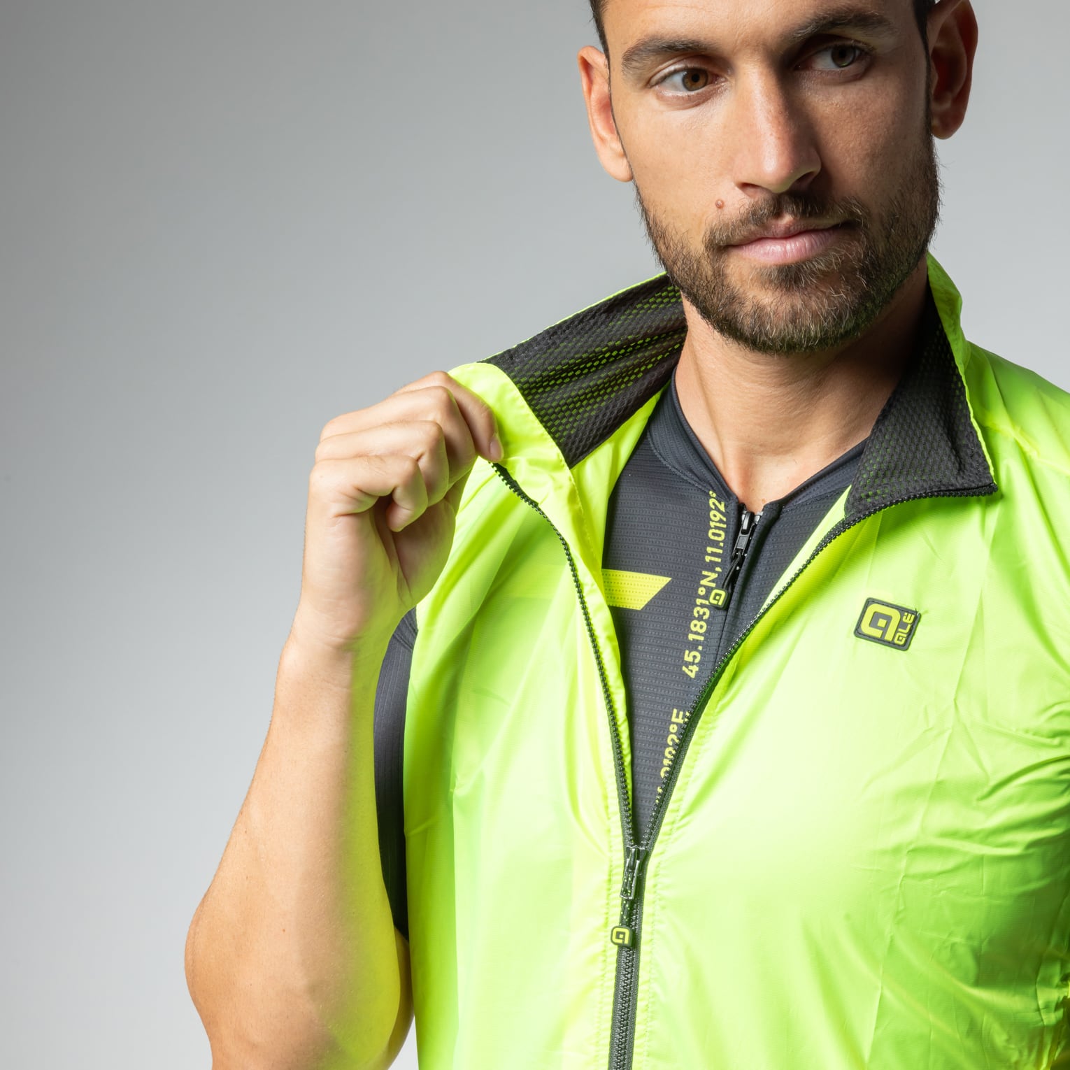 al-cycling-gilet-uomo-light-pack-ale-gilet-antivento-impachettabile-da-ciclismo image 8