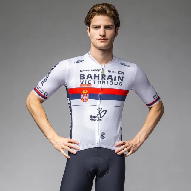 al-cycling-maglia-a-manica-corta-bahrain-victorious-campione-serbia-uomo image 1