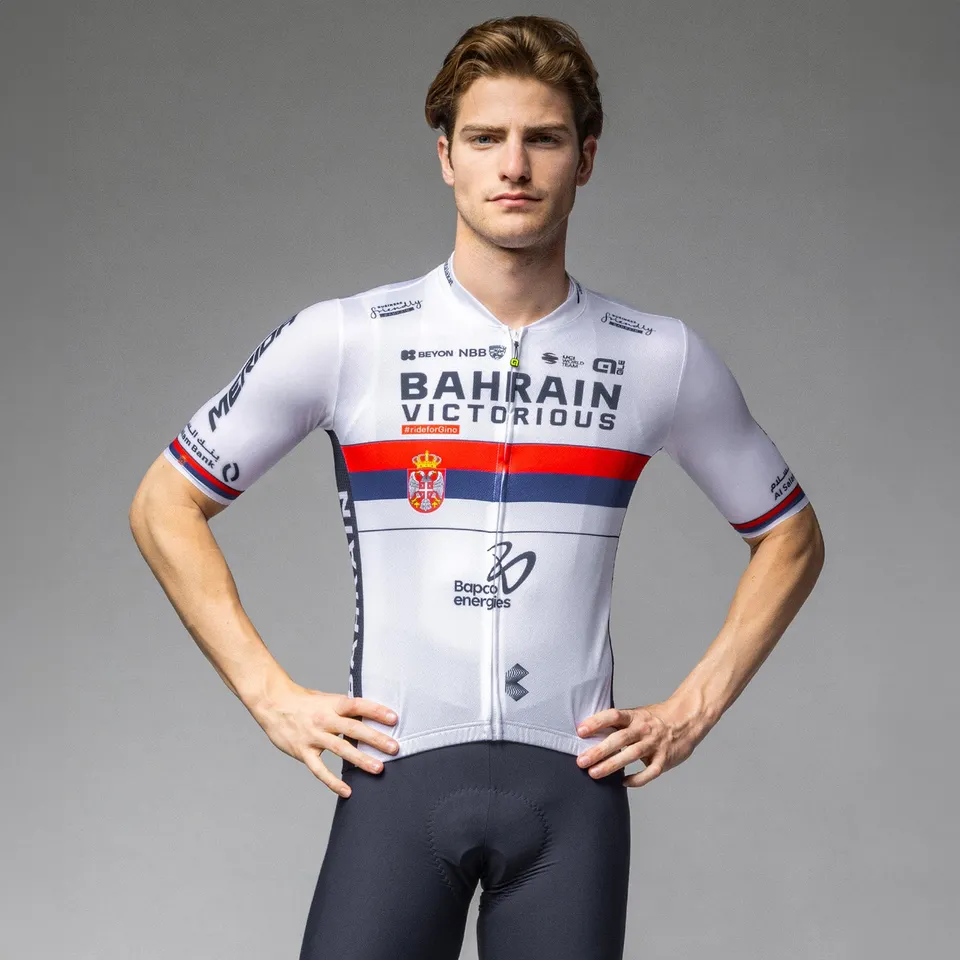 al-cycling-maglia-a-manica-corta-bahrain-victorious-campione-serbia-uomo image 1